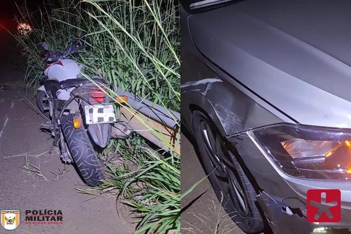Imagem colorida mostrando a traseira da motocicleta e também a frente do veículo danificado