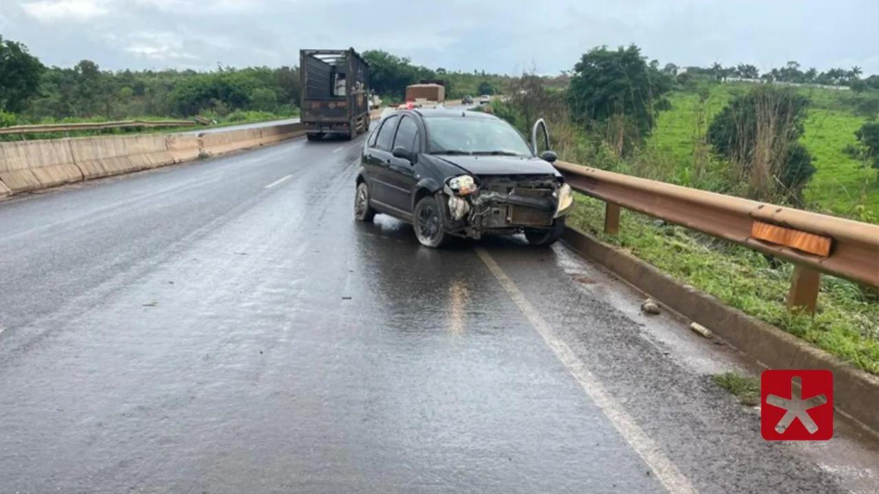 Pneu estoura e provoca acidente na BR-352 em Patos de Minas