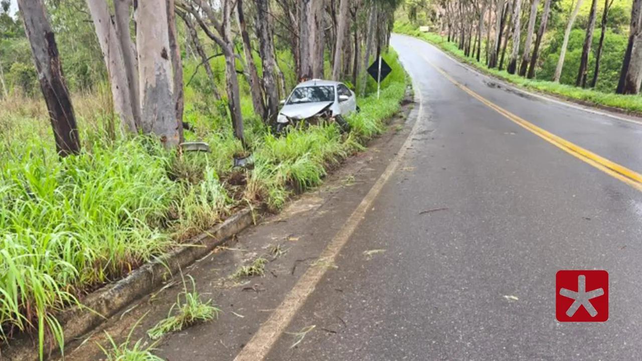 Motorista perde o controle após aquaplanagem e bate em eucalipto na MGC-354