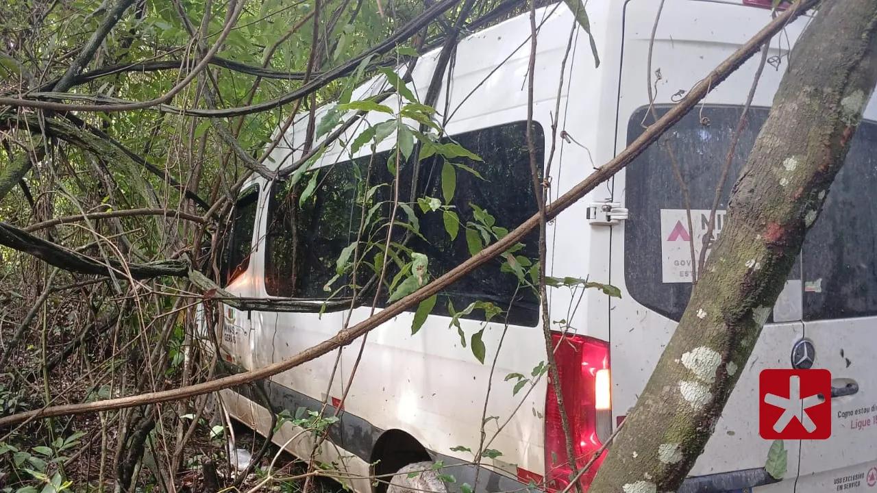 Veículo transportava 13 pacientes e seis ficaram feridos após aquaplanagem em pista molhada