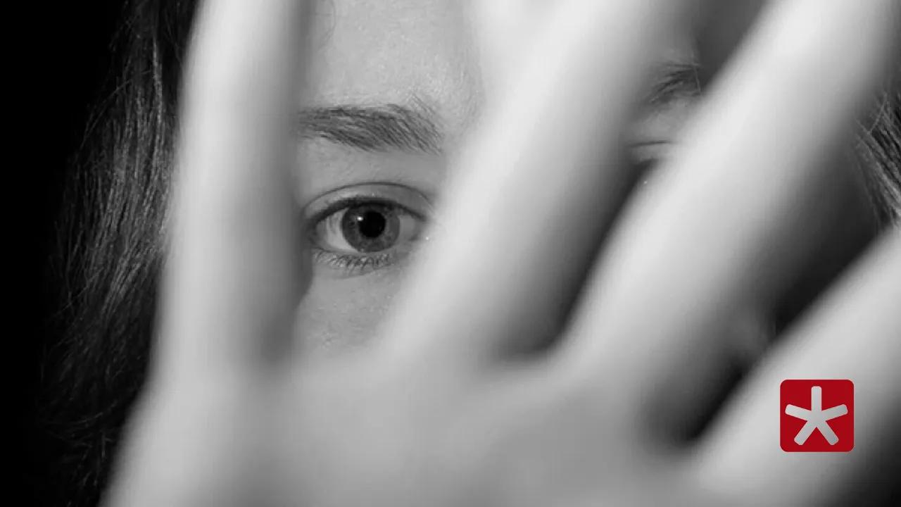 Pena é de dois a seis anos de reclusão, podendo aumentar se houver vantagem econômica