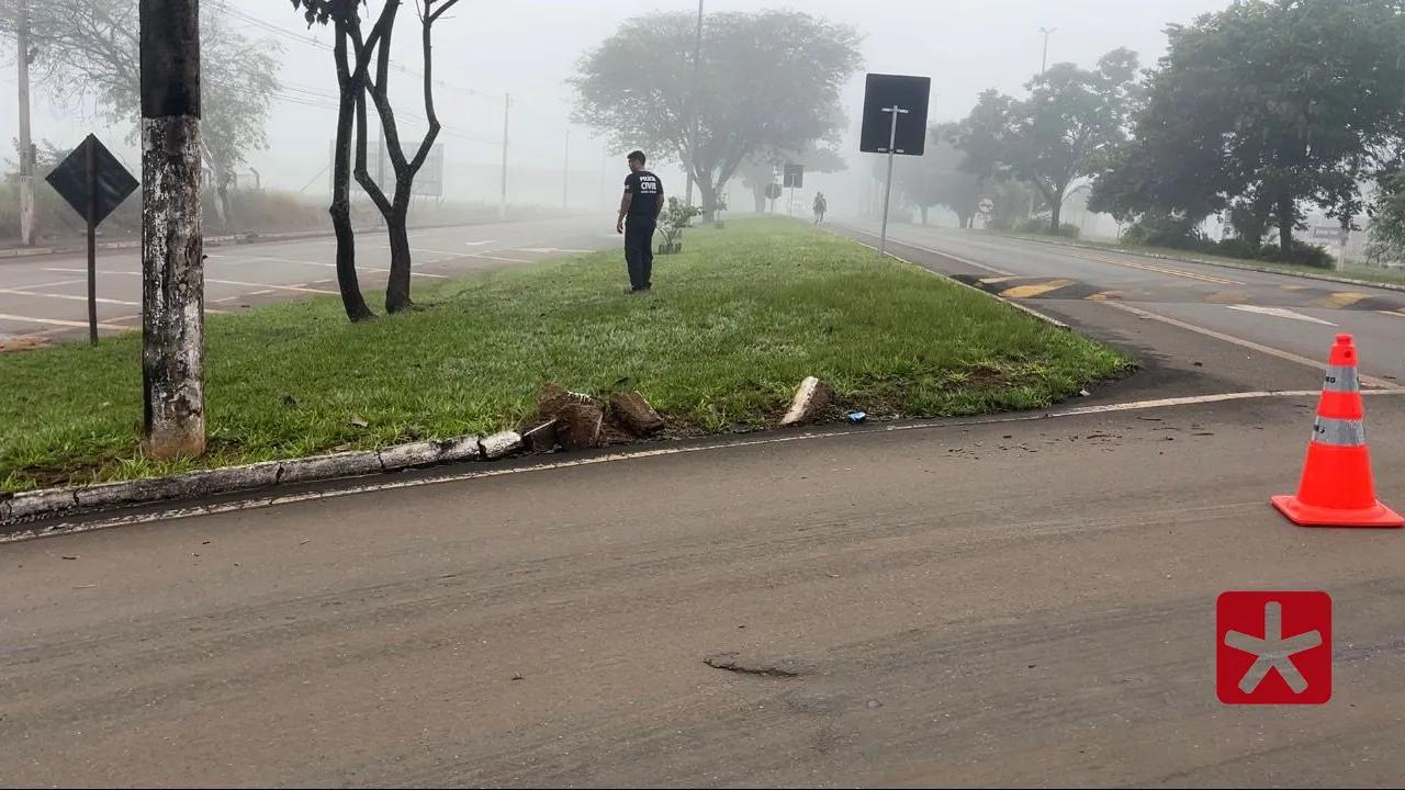 Vítima de 21 anos perdeu o controle da moto, colidiu contra árvore e morreu no local